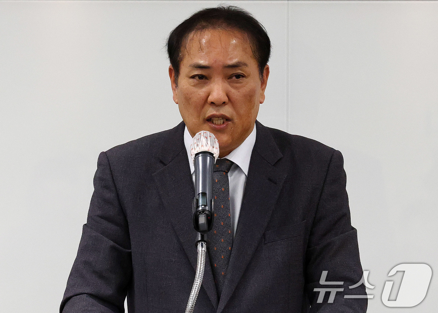 (서울=뉴스1) 박세연 기자 = 국회 윤석열 대통령 탄핵소추위원 대리인단 장순욱 변호사가 7일 오후 서울 서초구 대한변협회관에서 열린 기자간담회에서 모두발언을 하고 있다.2025. …