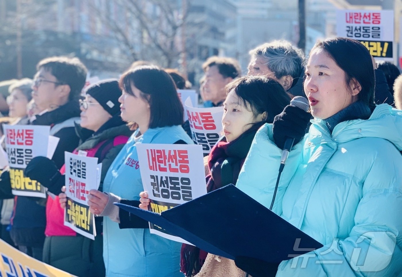 윤석열정권 퇴진 강원운동본부 관계자들이 7일 오전 강원 강릉 교동 소재 권성동 국민의힘 국회의원 지역구 사무실 앞에서 권 의원의 제명을 촉구하는 국민동의청원 시작을 알리고 있다.&#40;단체 제공&#41;2025.1.7/뉴스1