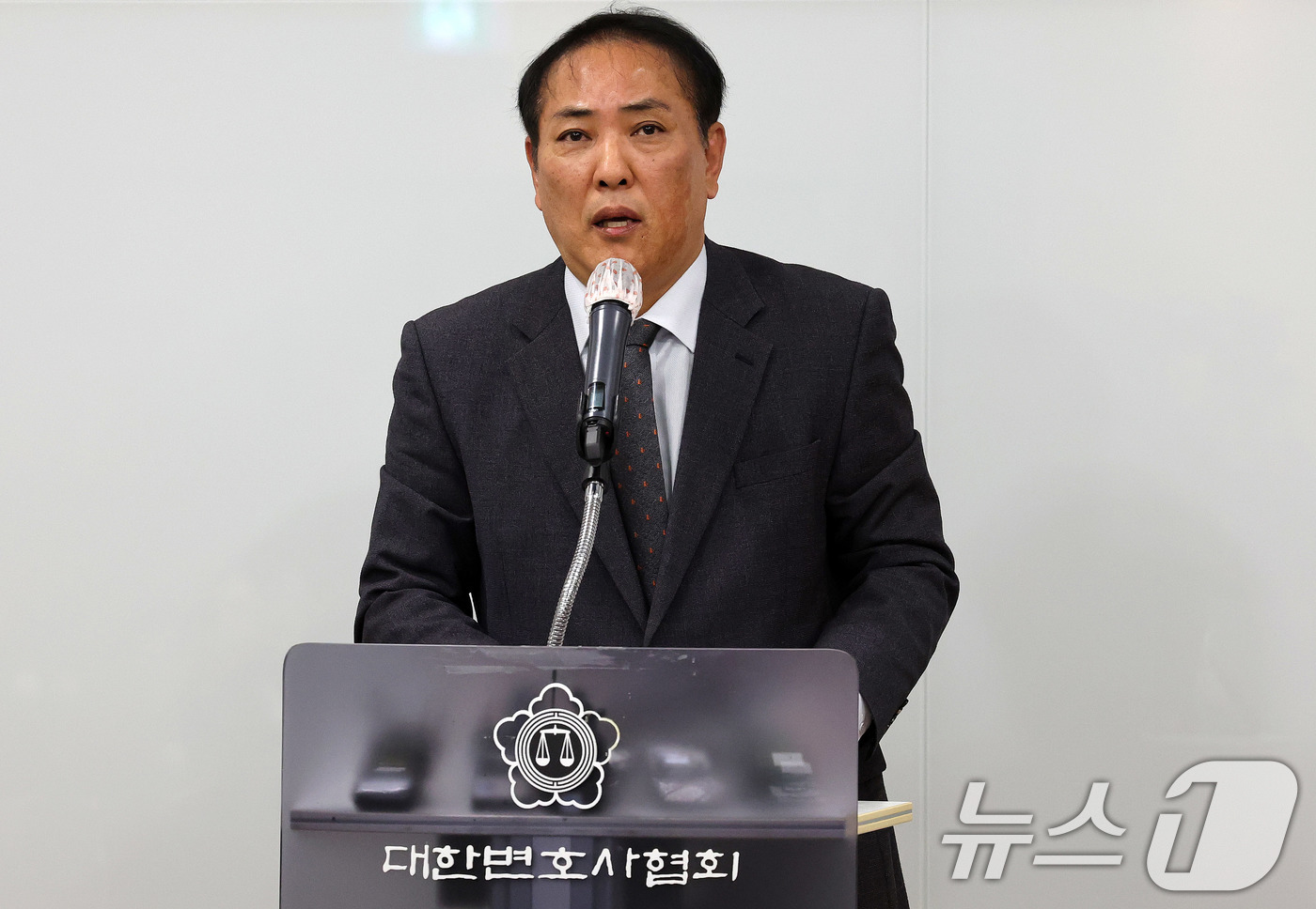 (서울=뉴스1) 박세연 기자 = 국회 윤석열 대통령 탄핵소추위원 대리인단 장순욱 변호사가 7일 오후 서울 서초구 대한변협회관에서 열린 기자간담회에서 모두발언을 하고 있다.2025. …