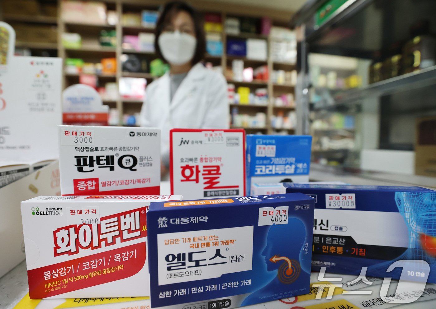 본문 이미지 - 최근 독감(인플루엔자) 유행이 급격하게 확산하고 있는 가운데 7일 서울시내 약국에 종합감기약이 놓여 있다. 2025.1.7/뉴스1 ⓒ News1 임세영 기자