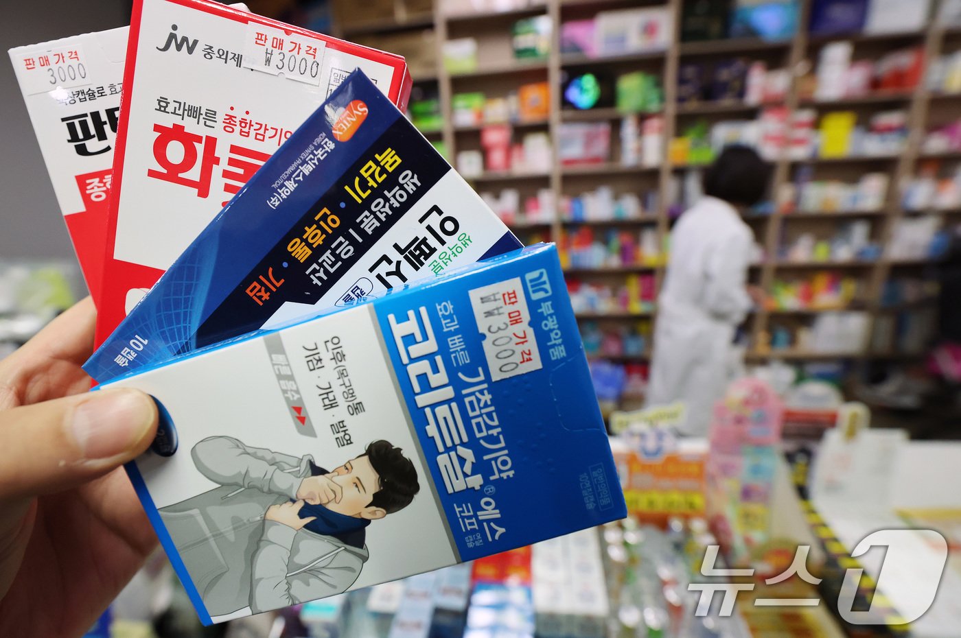 본문 이미지 - 최근 독감&#40;인플루엔자&#41; 유행이 급격하게 확산하고 있는 가운데 7일 서울시내 약국에 종합감기약이 놓여 있다. 2025.1.7/뉴스1 ⓒ News1 임세영 기자