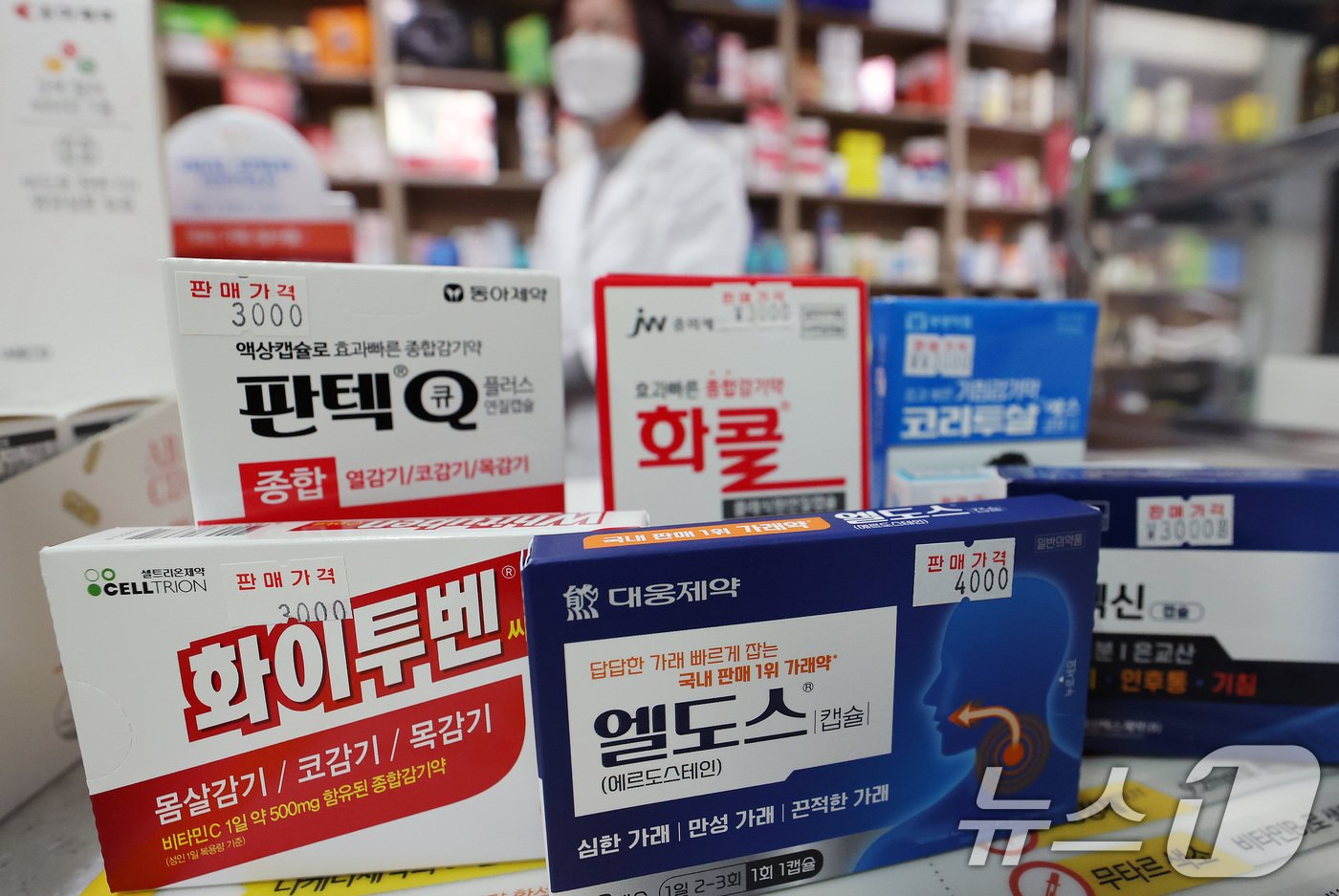 본문 이미지 - 최근 독감(인플루엔자) 유행이 급격하게 확산하고 있는 가운데 7일 서울시내 약국에 종합감기약이 놓여 있다. 지난 5일 질병관리청에 따르면 지난달 22~28일(2024년 52주차) 국내 외래환자 1000명당 '인플루엔자 의사환자'는 73.9명으로 3주 전인 49주차(7.3명)보다 10배 이상 늘었다. 특히 2024년 52주차 1000명당 인플루엔자 의사환자 73.9명은 2016년 이후 8년 만에 최대 수치다. 2025.1.7/뉴스1 ⓒ News1 임세영 기자