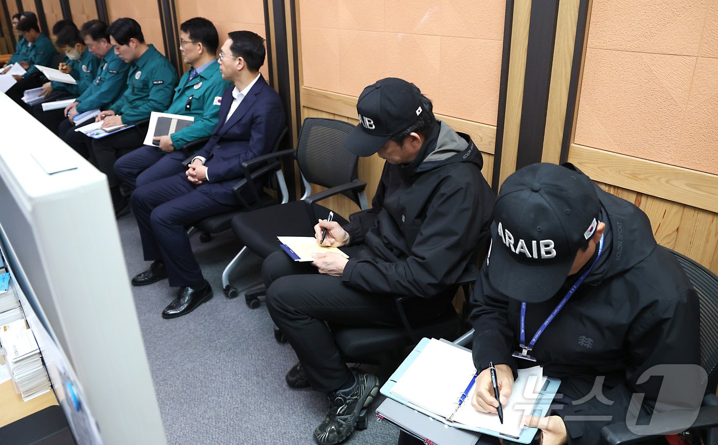 본문 이미지 - 7일 오후 세종시 정부세종청사 국토부에서 열린 항행안전시설 등 제주항공 여객기 사고 관련 브리핑에 항공철도사고조사위원들이 현장 브리핑을 준비하고 있다. 2025.1.7/뉴스1 ⓒ News1 김기남 기자