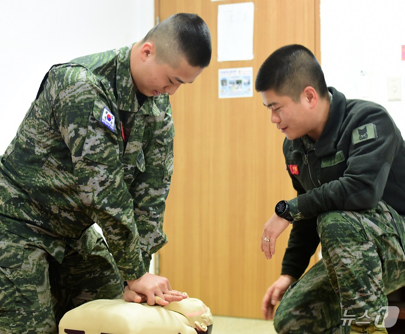 (포항=뉴스1) 최창호 기자 = 헤병대 1사단 포병여단 장병들이 7일 여단본부에서 실시된 응급처치 교육과정 중 포항남부소방서 전문강사로부터 심폐소생술에 필요한 교육을 받고 있다.포 …