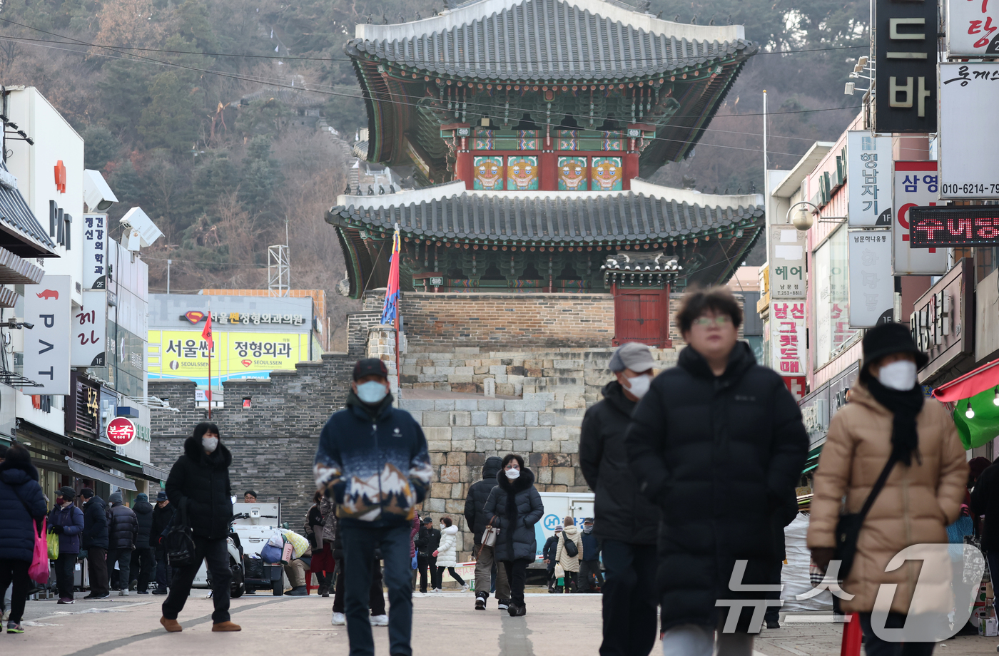 (수원=뉴스1) 김영운 기자 = 본격적인 한파가 시작된 7일 오후 경기 수원시 팔달구 수원화성 팔달문 인근에서 시민들이 두꺼운 옷을 입고 거리를 걷고 있다. 2025.1.7/뉴스1 …