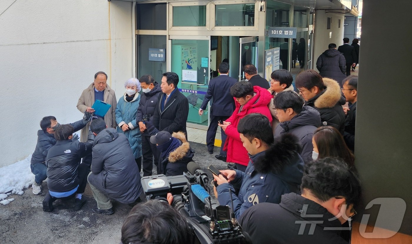 본문 이미지 - 7일 춘천지법에서 '훈련병 사망사건' 피해자 측 변호인과 유가족 등이 1심 재판 결과에 대한 입장을 설명하고 있다. 2025.1.7/뉴스1
