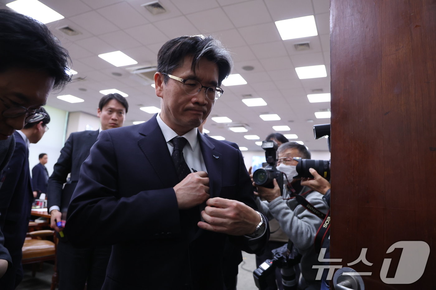 본문 이미지 - 오동운 고위공직자범죄수사처(공수처) 처장이 7일 오후 서울 여의도 국회에서 열린 제420회 국회(임시회) 법제사법위원회 제2차 전체회의가 정회되자 회의장을 나서고 있다. 2025.1.7/뉴스1 ⓒ News1 이재명 기자