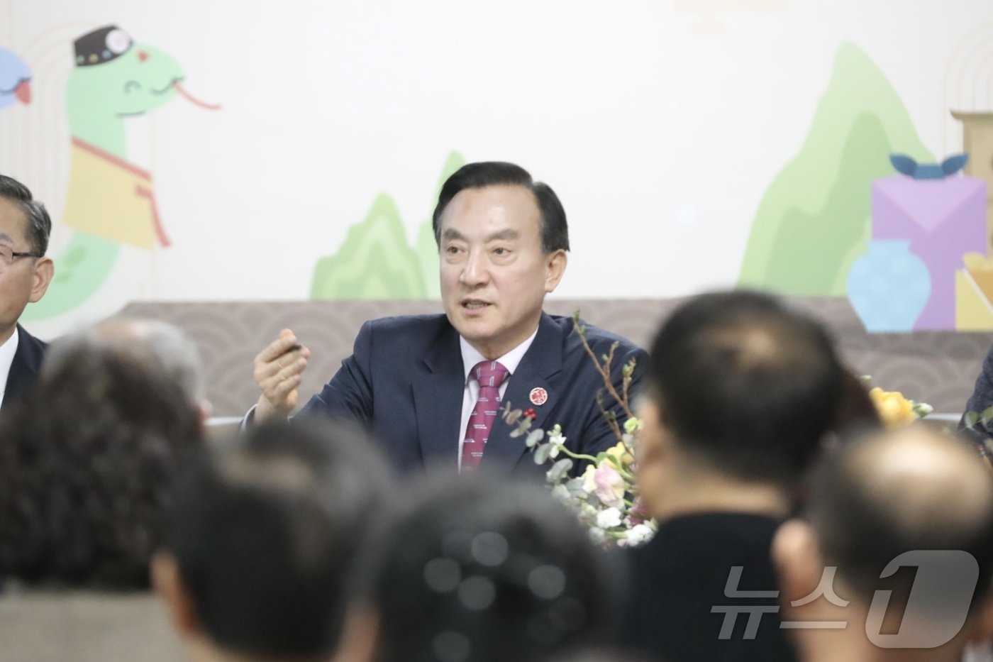 본문 이미지 - 주민들의 민원을 청취하는 박천동 울산 북구청장 2025.1.6./뉴스1 김세은 기자