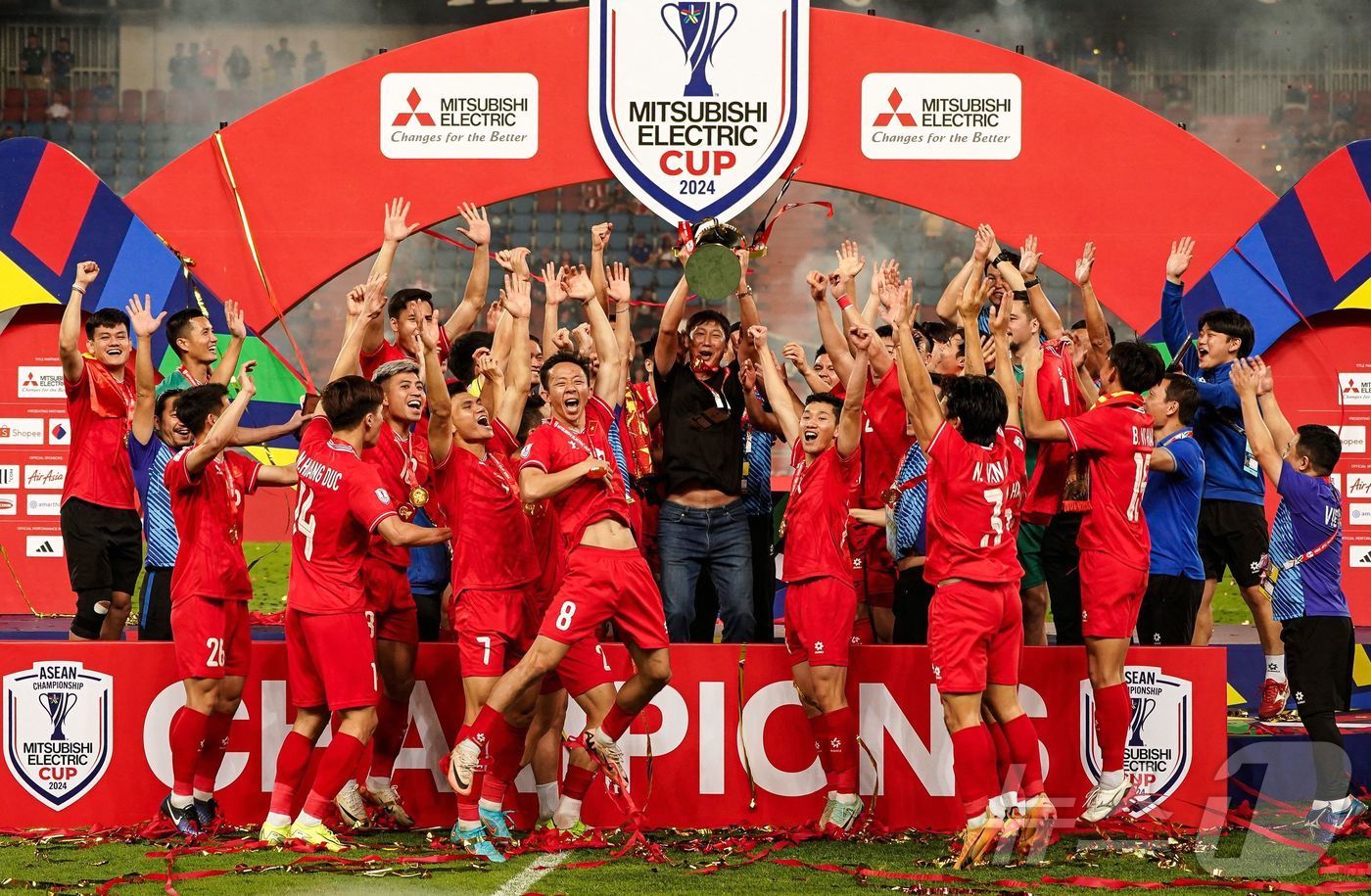 본문 이미지 - 미쓰비시컵 우승컵을 들어 올린 김상식 감독. ⓒ AFP=뉴스1