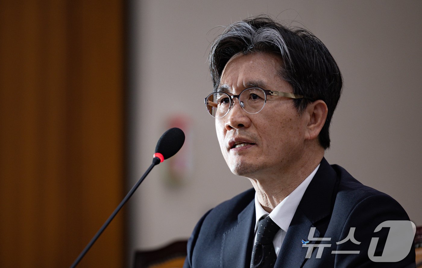 본문 이미지 - 오동운 고위공직자범죄수사처(공수처) 처장이 7일 오후 서울 여의도 국회에서 열린 제420회 국회(임시회) 법제사법위원회 제2차 전체회의에서 의원 질의에 답변하고 있다. 2025.1.7/뉴스1 ⓒ News1 이재명 기자