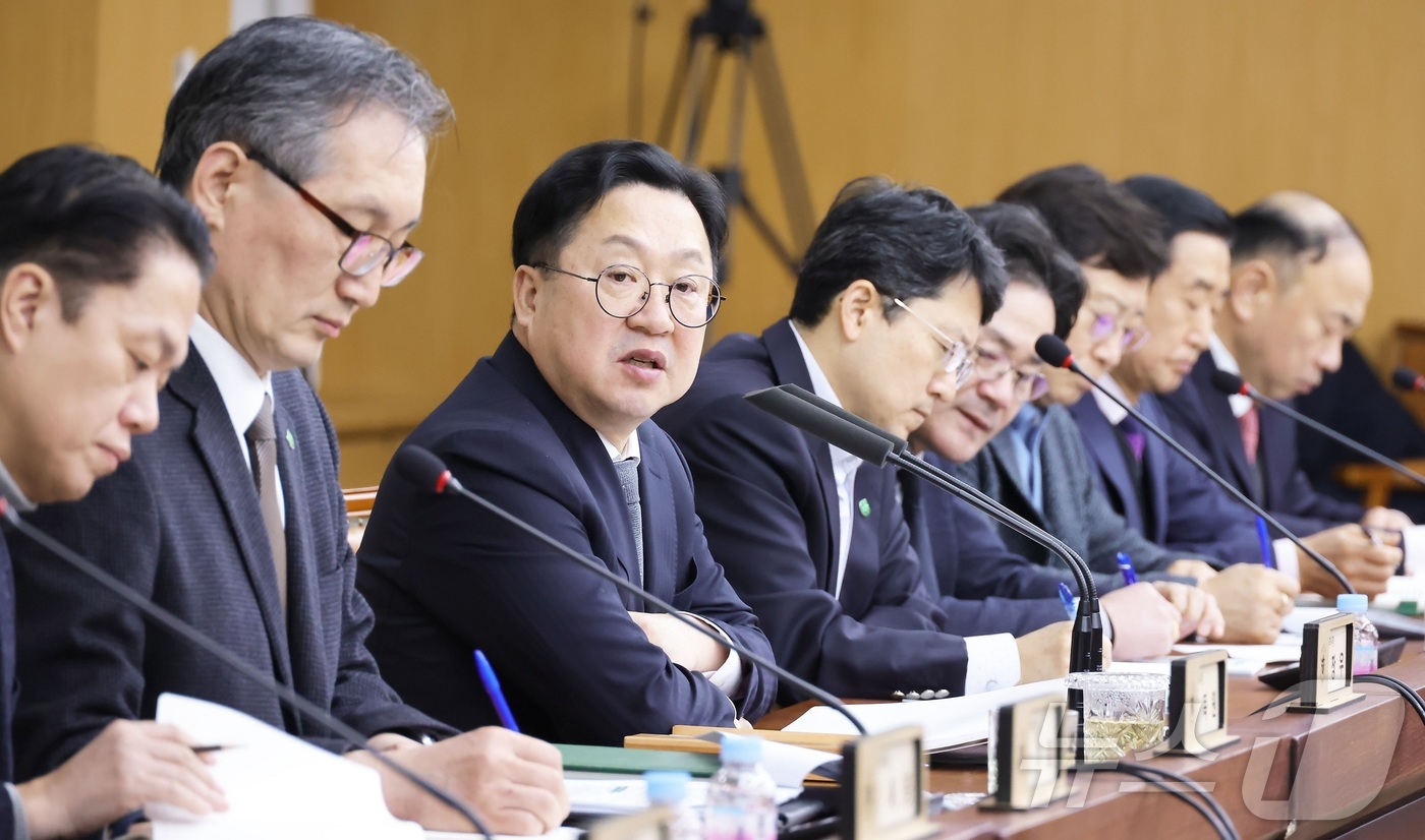 (대전=뉴스1) 김기태 기자 = 이장우 대전시장이 7일 시청에서 열린 새해 첫 확대간부회의를 주재하고 있다.이 시장은 시정 성과의 지표를 강조하며‘지역통합 대전환’과‘일류경제도시’ …