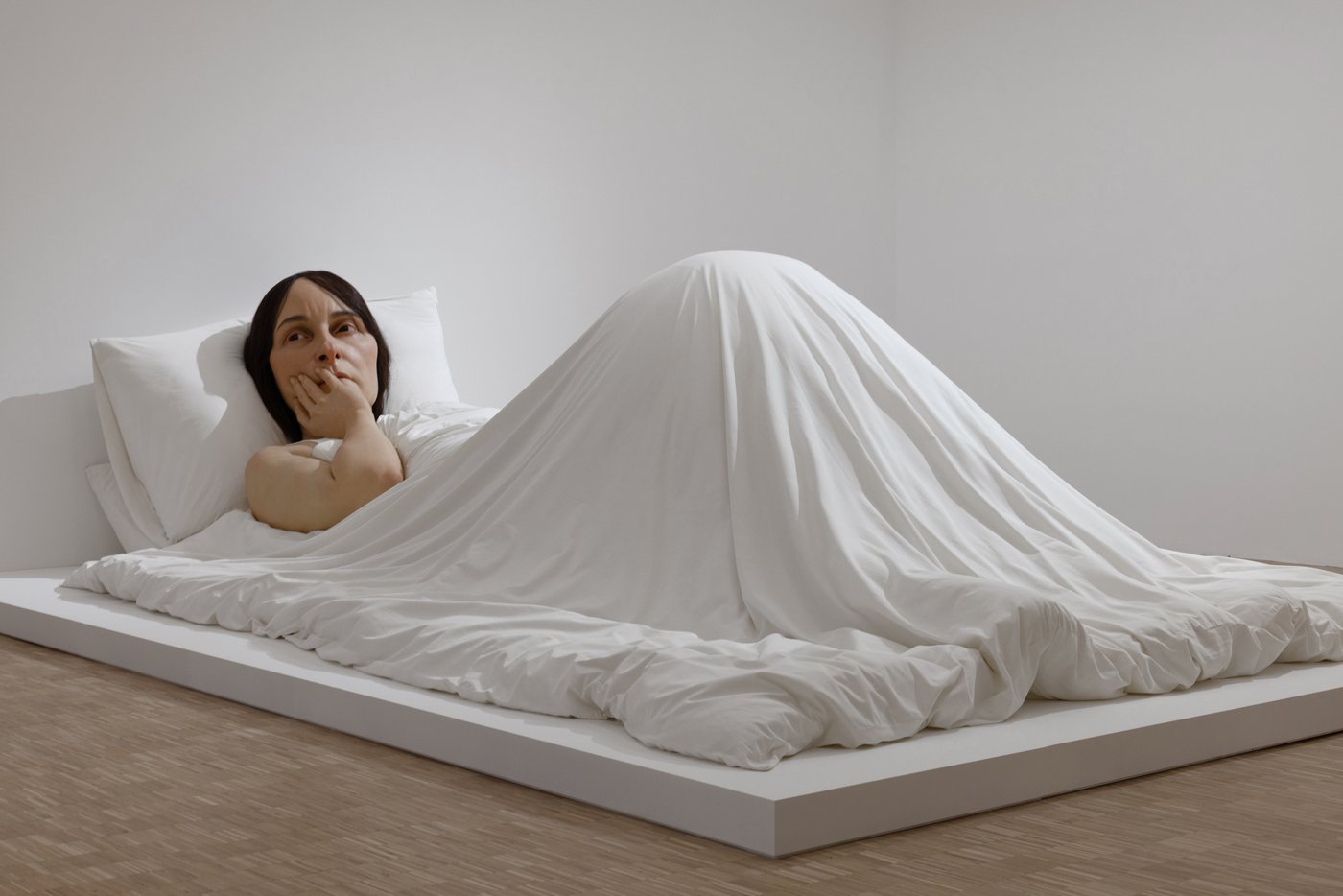 본문 이미지 - [론뮤익] 론뮤익, In Bed, 2005, 혼합재료, 162&times;650&times;395cm. 까르띠에 현대미술재단 소장품 ⓒGautier Deblonde ⓒ Ron Mueck. MMCA 제공.