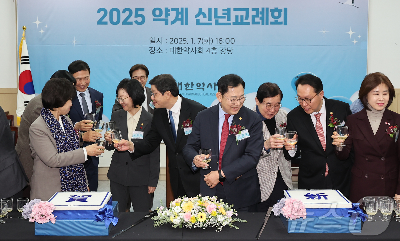 (서울=뉴스1) 김도우 기자 = 박민수 보건복지부 제2차관, 오유경 식품의약품안전처장, 최광훈 대한약사회장, 노연홍 한국제약바이오협회장을 비롯한 내빈들이 7일 오후 서울 서초구 대 …