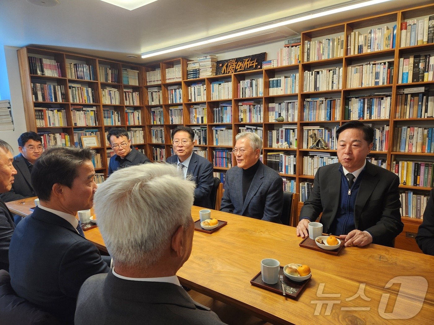 민주당 경남도당이 7일 양산 평산마을을 찾아 문재인 전 대통령을 예방하고 있다.&#40;민주당 경남도당 제공&#41;