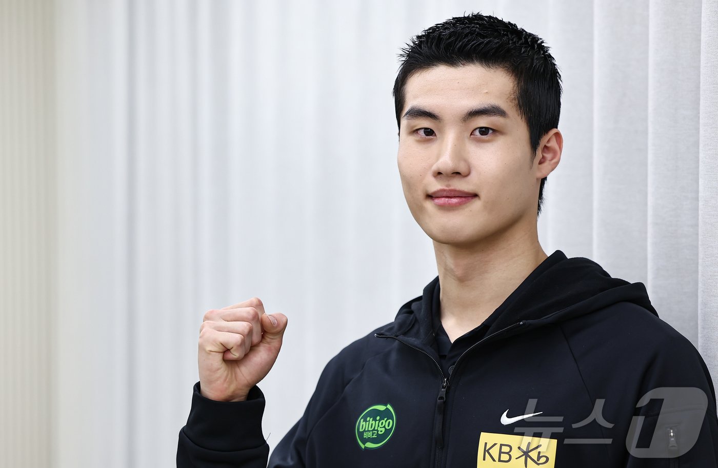 본문 이미지 - 수영 국가대표 황선우가 7일 서울 강남구 올댓스포츠에서 가진 뉴스1과 인터뷰에서 포즈를 취하고 있다. 2025.1.7/뉴스1 ⓒ News1 김도우 기자