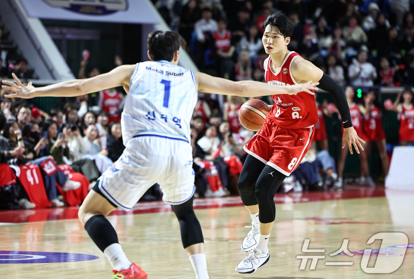 본문 이미지 - 7일 오후 서울 송파구 잠실학생체육관에서 열린 &#39;2024-2025 KCC 프로농구&#39; 정규리그 서울 SK 나이츠와 대구 한국가스공사의 경기, SK 안영준이 돌파를 하고 있다. 2025.1.7/뉴스1 ⓒ News1 김도우 기자