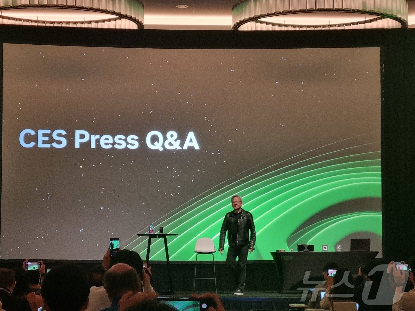 본문 이미지 - 젠슨 황 엔비디아 최고경영자(CEO)가 7일(현지 시각) 세계 최대 가전·IT 전시회 CES 2025가 열리는 미국 라스베이거스의 퐁텐블로 호텔에서 글로벌 기자간담회를 진행했다. 2025.1.8/뉴스1 ⓒ News1 박주평 기자