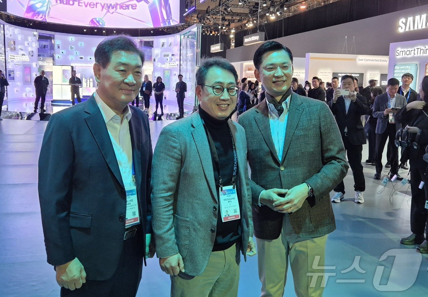 본문 이미지 - 유영상 SK텔레콤 대표이사 사장이 세계 최대 정보기술(IT)·가전 전시회 'CES2025'가 개막한 7일(현지시간) 삼성전자 부스를 방문하고 있다. 왼쪽부터 한종희 한종희 삼성전자 대표이사 겸 DX(디바이스경험)부문장 부회장, 유영상 사장, 임성택 삼성전자 한국총괄 부사장. 2025.1.7/뉴스1 최동현 기자