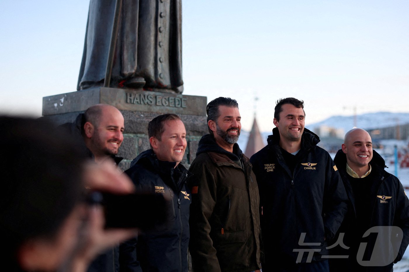 본문 이미지 - 도널드 트럼프 대통령 당선인의 맏아들 트럼프 주니어가 7일&#40;현지시간&#41; 그린란드 누크를 방문해 기념 촬영을 하고 있다. ⓒ 로이터=뉴스1 ⓒ News1 류정민 특파원