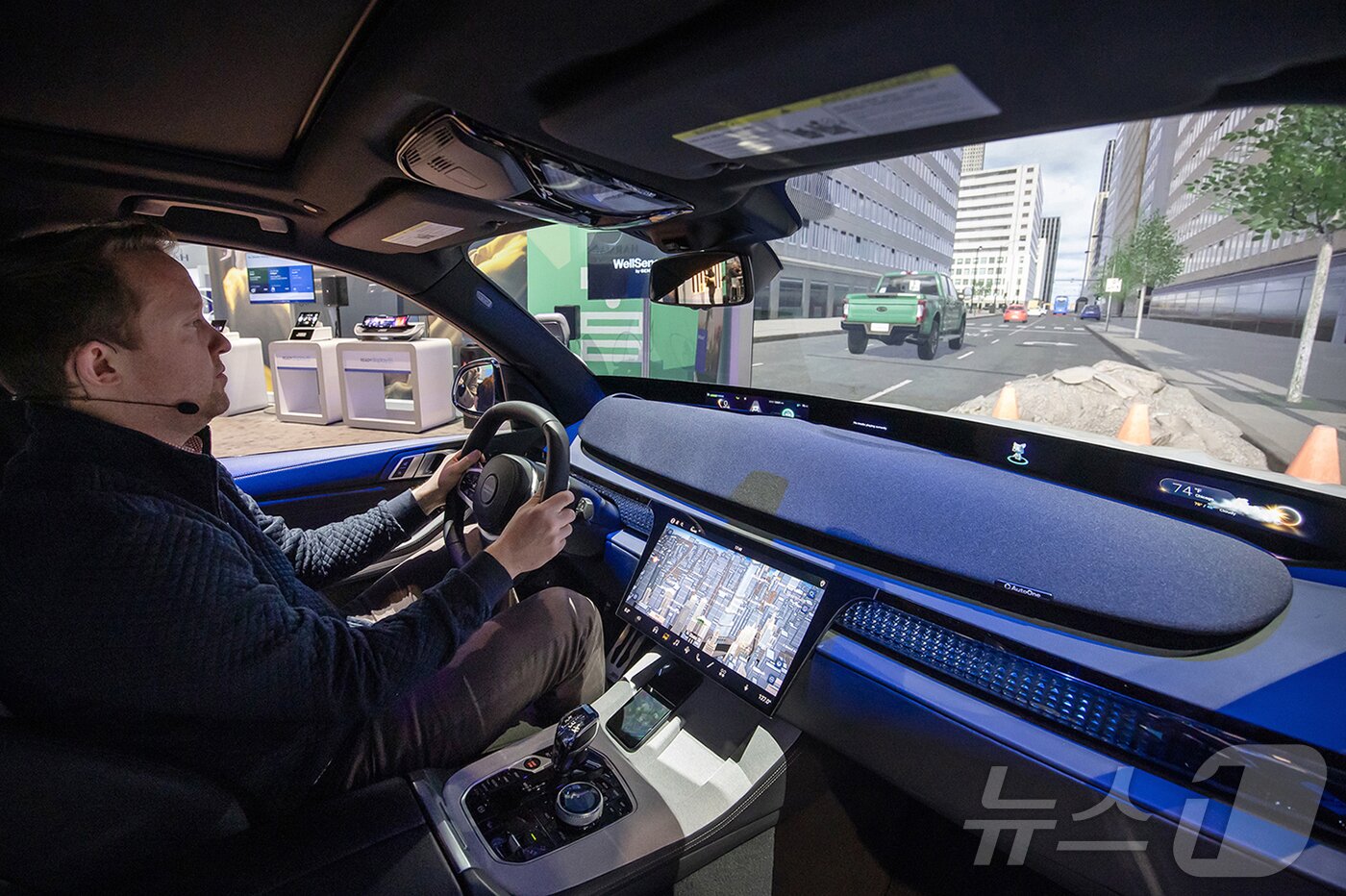 본문 이미지 - 하만이 새롭게 선보인 감성 지능 AI 시스템인 '레디 인게이지 (Ready Engage)' 기반의 핸즈프리 아바타 '루나 (Luna)'를 시연하는 모습.(하만 제공)