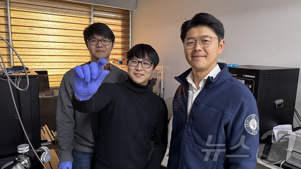 본문 이미지 - 왼쪽부터 KAIST 전기및전자공학부 김윤후 박사과정, 정보전자연구소 김병수 박사, 전기및전자공학부 이정용 교수가 기념촬영을 하고 있다.(KAIST 제공)/뉴스1