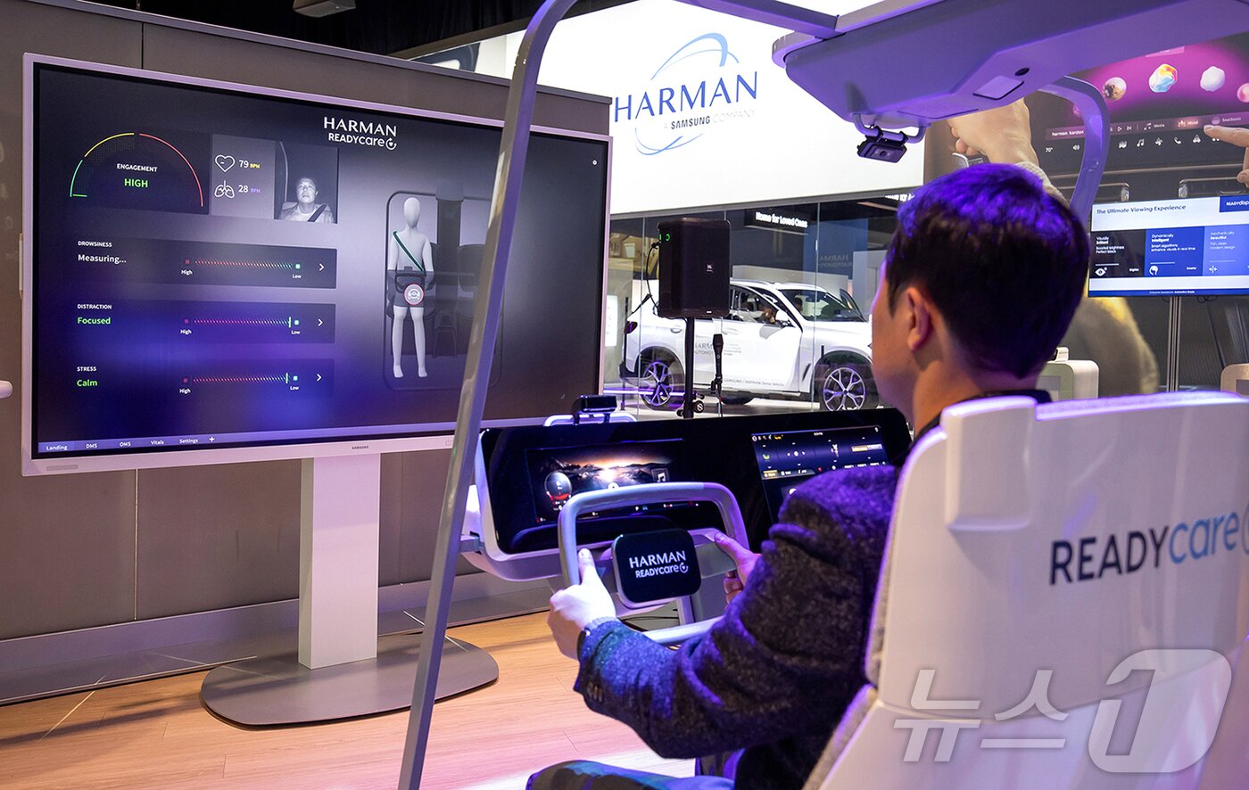 본문 이미지 - 운전자와 탑승자의 상태를 모니터링하는 '레디 케어(Ready Care)'를 체험하는 모습.(삼성전자 제공)