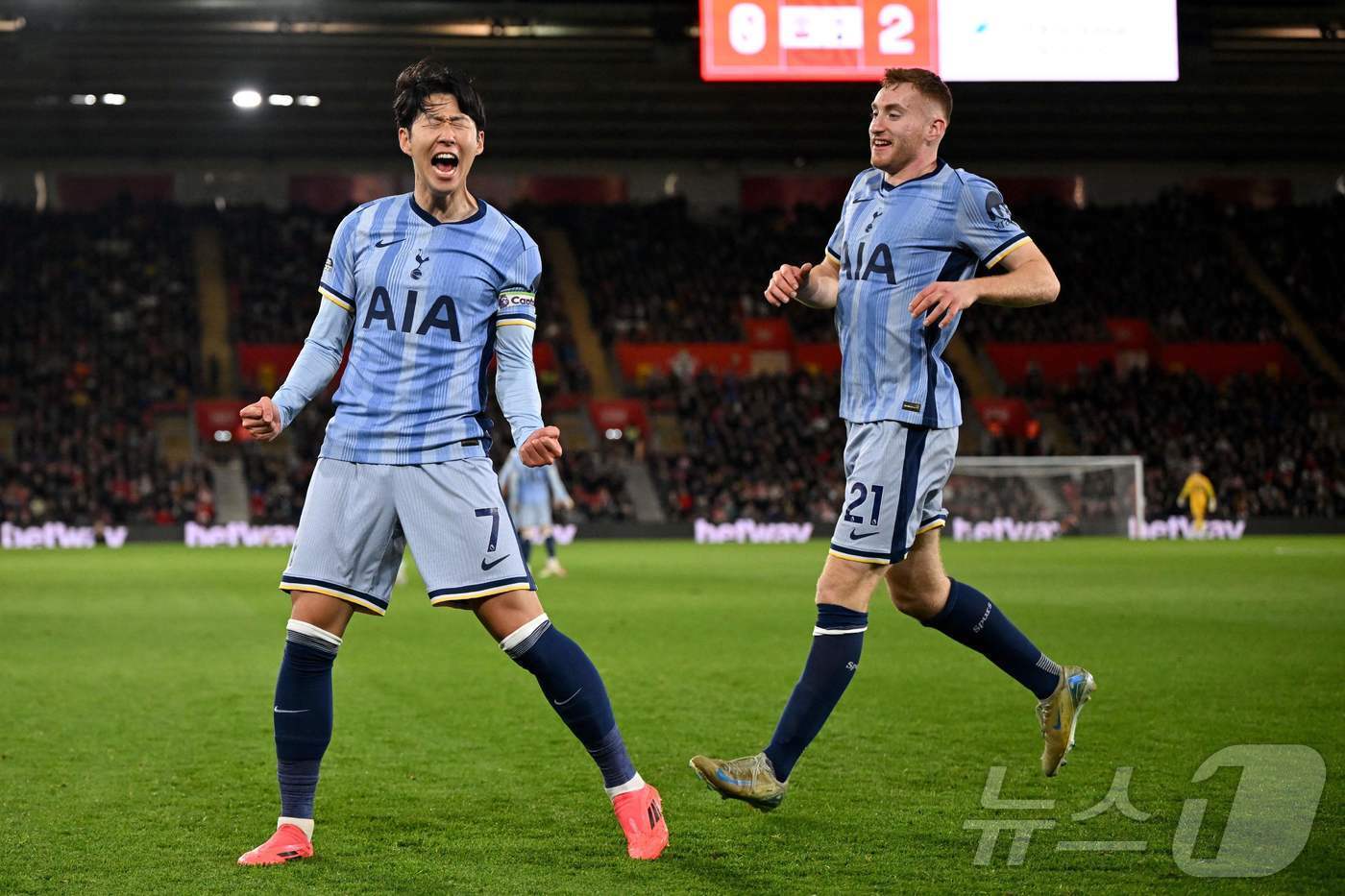 본문 이미지 - 토트넘 홋스퍼의 손흥민(왼쪽)ⓒ AFP=뉴스1