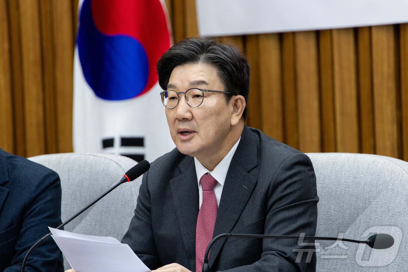 본문 이미지 - 권성동 국민의힘 원내대표가 8일 오전 서울 여의도 국회에서 열린 비상 경제 안정을 위한 고위당·정협의회에서 모두 발언을 하고 있다. 2025.1.8/뉴스1 ⓒ News1 국회사진취재단