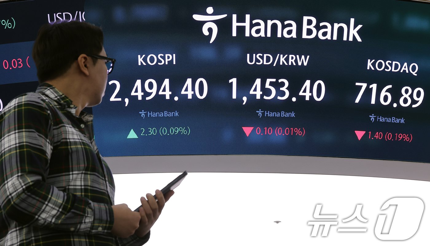 본문 이미지 - 서울 중구 하나은행 본점 딜링룸 전광판./뉴스1 ⓒ News1 김진환 기자