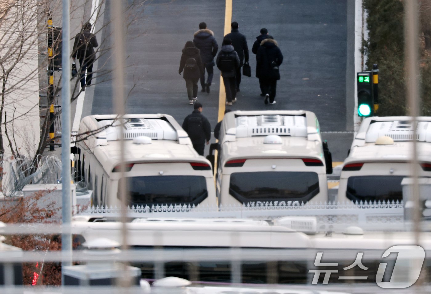 본문 이미지 - 법원이 12·3 비상계엄 선포 사태 관련 내란 우두머리&#40;수괴&#41; 혐의를 받는 윤석열 대통령에 대한 체포영장을 재발부한 가운데 8일 서울 용산구 한남동 대통령 관저 정문에 차벽이 촘촘하게 세워져 있다. 2025.1.8/뉴스1 ⓒ News1 이동해 기자