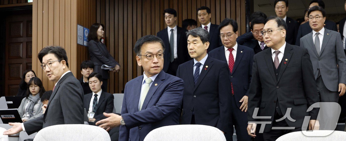 본문 이미지 - 최상목 대통령 권한대행 경제부총리 겸 기획재정부 장관과 권영세 국민의힘 비상대책위원장과 권성동 원내대표가 8일 서울 여의도 국회에서 열린 비상 경제 안정을 위한 고위 당정협의회에 참석하고 있다. 2025.1.8/뉴스1 ⓒ News1 국회사진취재단