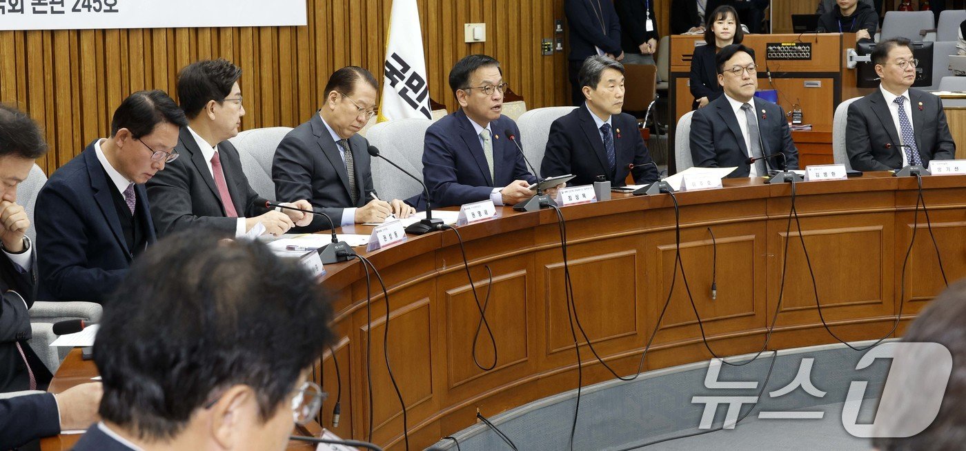 본문 이미지 - 최상목 대통령 권한대행 경제부총리 겸 기획재정부 장관이 8일 서울 여의도 국회에서 열린 비상 경제 안정을 위한 고위 당정협의회에서 발언하고 있다. 2025.1.8/뉴스1 ⓒ News1 국회사진취재단