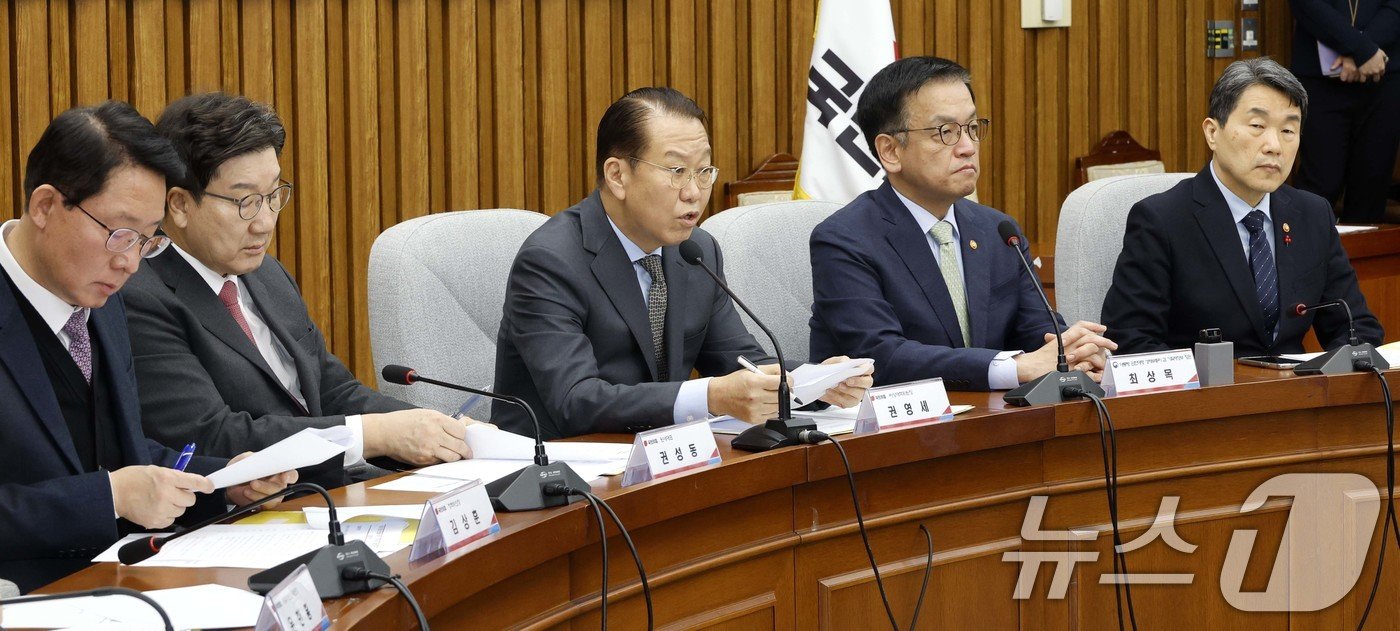 본문 이미지 - 권영세 국민의힘 비상대책위원장이 8일 서울 여의도 국회에서 열린 비상 경제 안정을 위한 고위 당정협의회에서 발언하고 있다. 2025.1.8/뉴스1 ⓒ News1 국회사진취재단