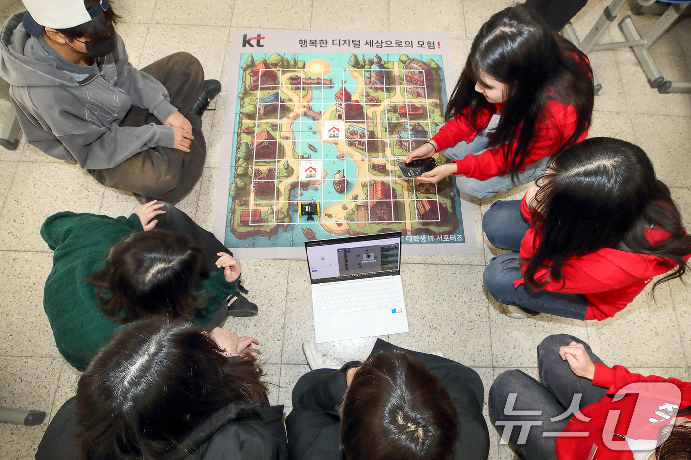 (서울=뉴스1) = KT는 ‘KT 대학생 IT 서포터즈’가 인천시 옹진군 영흥중학교에서 2025년 첫 번째 ‘찾아가는 AI 교육’을 진행했다고 8일 밝혔다.영흥중 3학년 학생들이 …