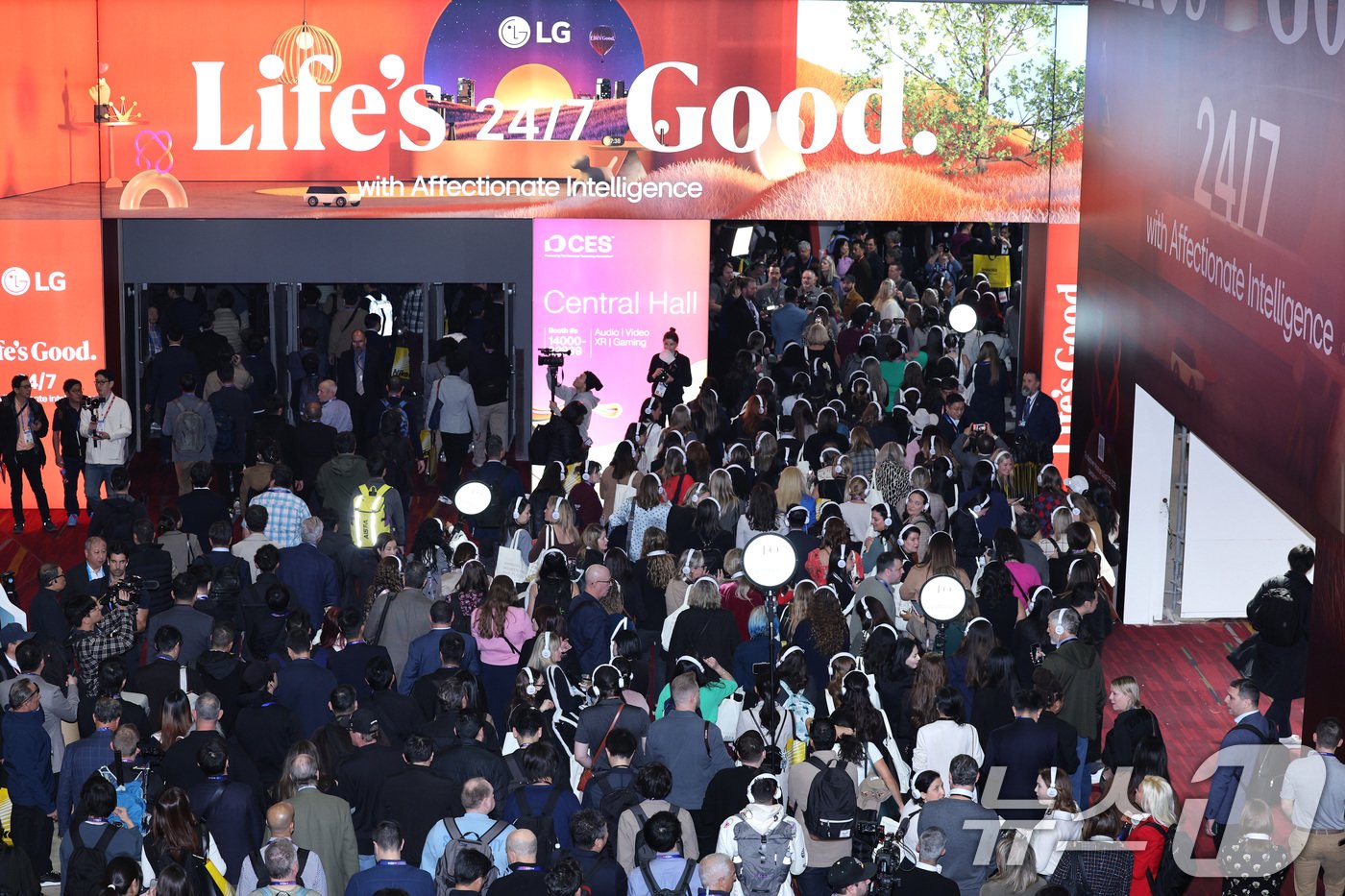본문 이미지 - 세계 최대 정보기술&#40;IT&#41;·가전 전시회 &#39;CES 2025&#39; 개막일인 7일&#40;현지시간&#41; 미국 네바다주 라스베이거스 컨벤션센터&#40;LVCC&#41;에서 관람객들이 입장하기 위해 줄을 서 있다. 2025.1.8/뉴스1 ⓒ News1 신웅수 기자