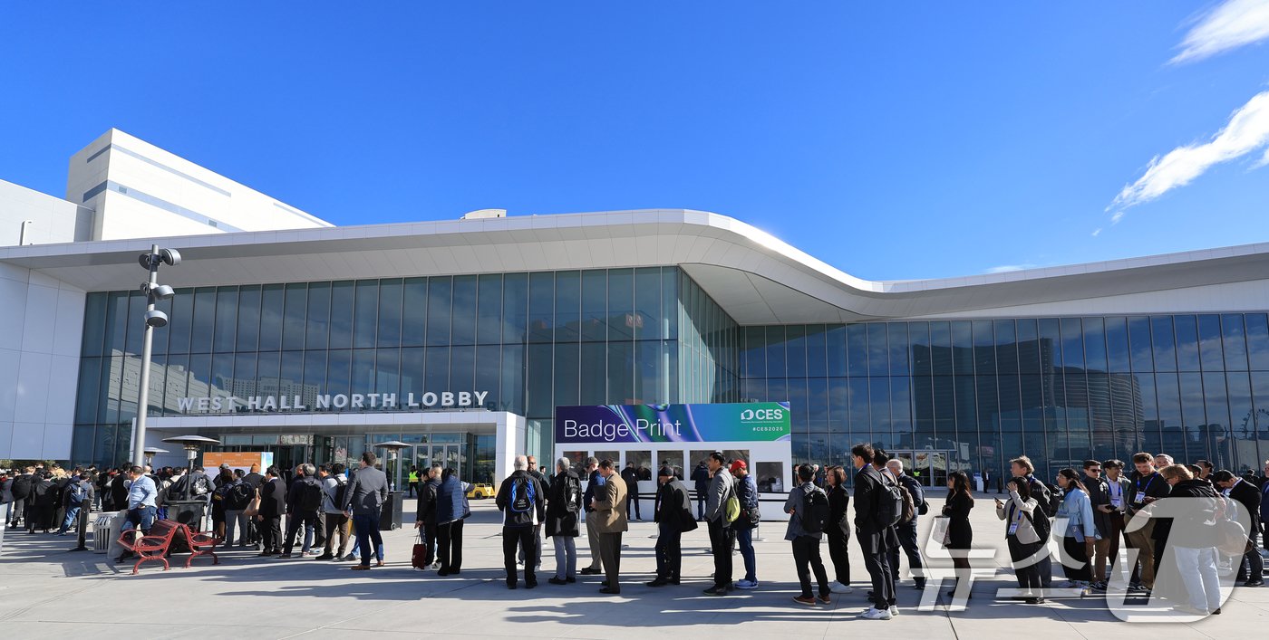 본문 이미지 - 세계 최대 정보기술&#40;IT&#41;·가전 전시회 &#39;CES 2025&#39; 개막일인 7일&#40;현지시간&#41; 미국 네바다주 라스베이거스 컨벤션센터&#40;LVCC&#41;에서 관람객들이 입장하기 위해 줄을 서 있다. &#40;공동취재&#41; 2025.1.8/뉴스1 ⓒ News1 신웅수 기자