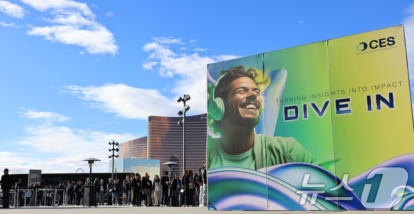 본문 이미지 - 세계 최대 정보기술&#40;IT&#41;·가전 전시회 &#39;CES 2025&#39; 개막일인 7일&#40;현지시간&#41; 미국 네바다주 라스베이거스 컨벤션센터&#40;LVCC&#41;에서 관람객들이 입장하기 위해 줄을 서 있다. &#40;공동취재&#41; 2025.1.8/뉴스1 ⓒ News1 신웅수 기자