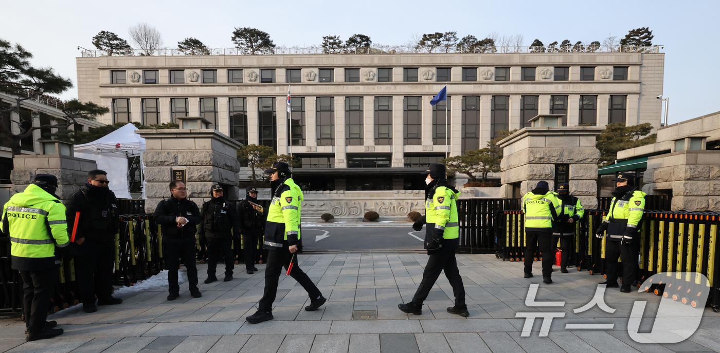 (서울=뉴스1) 송원영 기자 = 8일 서울 종로구 헌법재판소에서 경찰이 경계 근무를 하고 있다.윤석열 대통령의 파면 여부를 결정하는 탄핵 심판의 정식 변론기일은 오는 14일 시작된 …