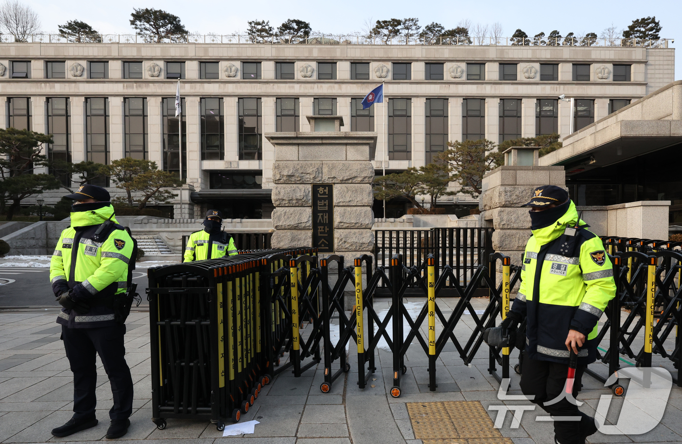 (서울=뉴스1) 송원영 기자 = 8일 서울 종로구 헌법재판소에서 경찰이 경계 근무를 하고 있다.윤석열 대통령의 파면 여부를 결정하는 탄핵 심판의 정식 변론기일은 오는 14일 시작된 …