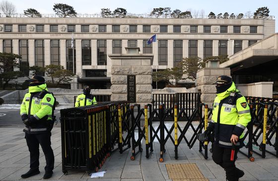 헌재 "여론전에 안 흔들려…尹 심판 속도, 盧·朴보다 빠르진 않다"