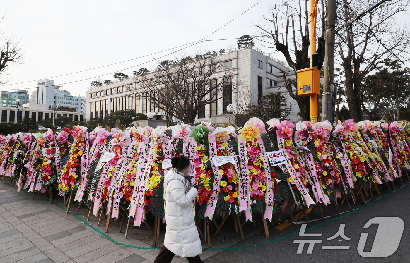 (서울=뉴스1) 송원영 기자 = 8일 서울 종로구 헌법재판소 앞에 윤석열 대통령의 탄핵 찬성과 반대 화환이 놓여 있다.윤석열 대통령의 파면 여부를 결정하는 탄핵 심판의 정식 변론기 …