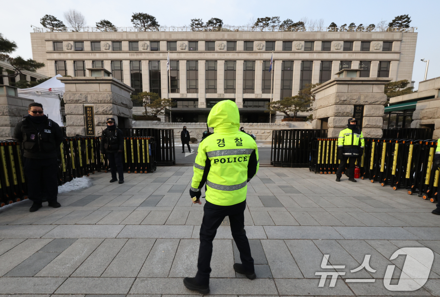 (서울=뉴스1) 송원영 기자 = 8일 서울 종로구 헌법재판소에서 경찰이 경계 근무를 하고 있다.윤석열 대통령의 파면 여부를 결정하는 탄핵 심판의 정식 변론기일은 오는 14일 시작된 …