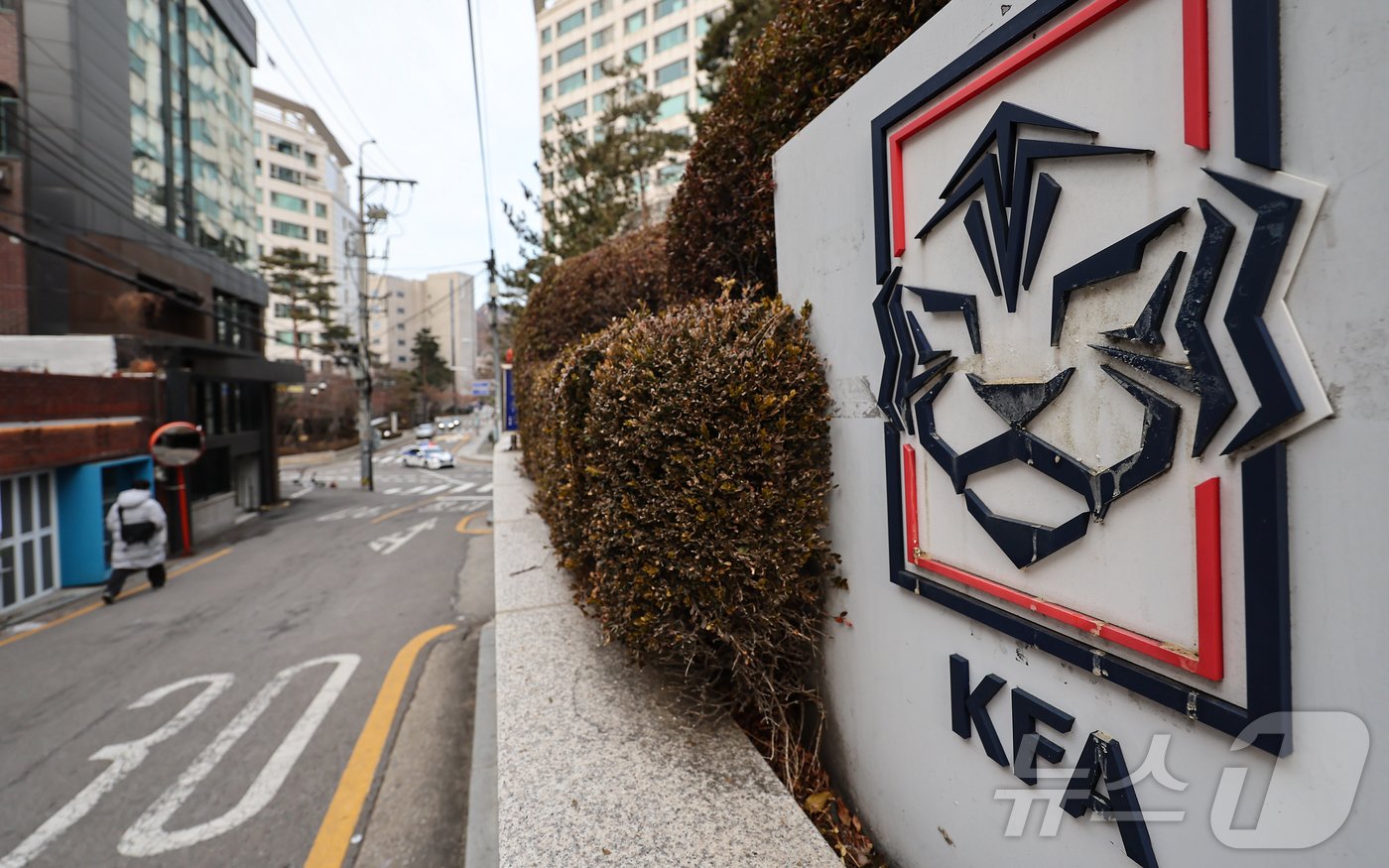 본문 이미지 - 대한축구협회장 선거가 잠정 연기된 8일 오전 서울 종로구 축구회관 앞으로 시민들이 지나가고 있다. 법원은 지난 7일 허정무 대한축구협회 회장 후보가 축구협회를 상대로 낸 축구협회장 선거 금지 가처분 신청을 받아 들여 선거는 잠정 연기됐다. 2025.1.8/뉴스1 ⓒ News1 김도우 기자