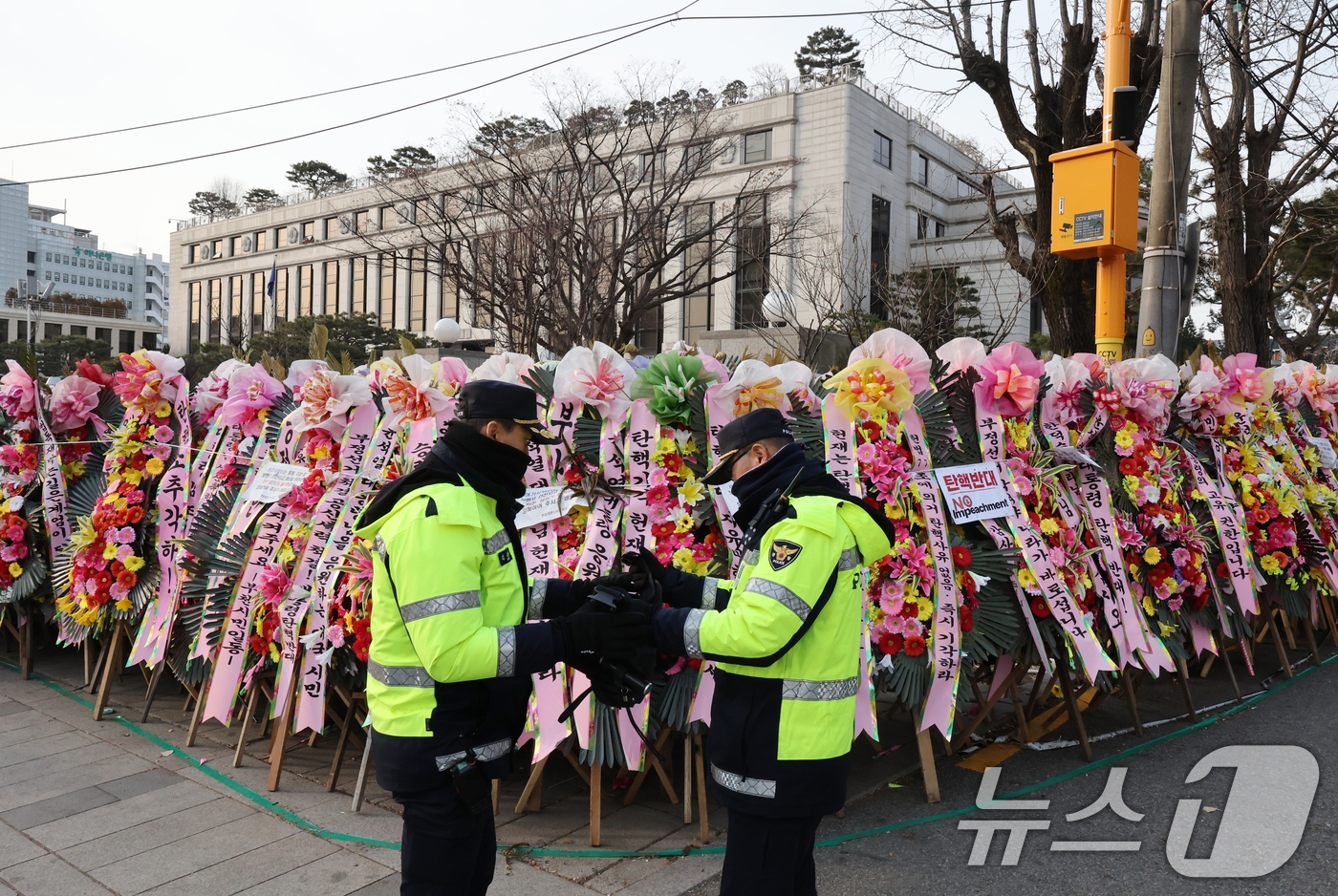 (서울=뉴스1) 송원영 기자 = 8일 서울 종로구 헌법재판소에서 경찰이 경계 근무를 하고 있다.윤석열 대통령의 파면 여부를 결정하는 탄핵 심판의 정식 변론기일은 오는 14일 시작된 …