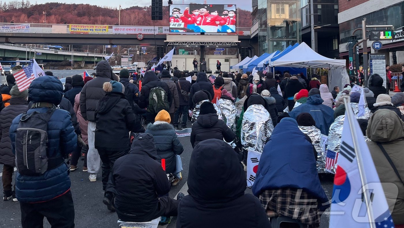 8일 오전 7시 50분쯤 서울 용산구 한남동 루터교회 앞에서 윤석열 대통령 지지자들이 모여 집회를 열고 있다. 2025.1.8/뉴스1