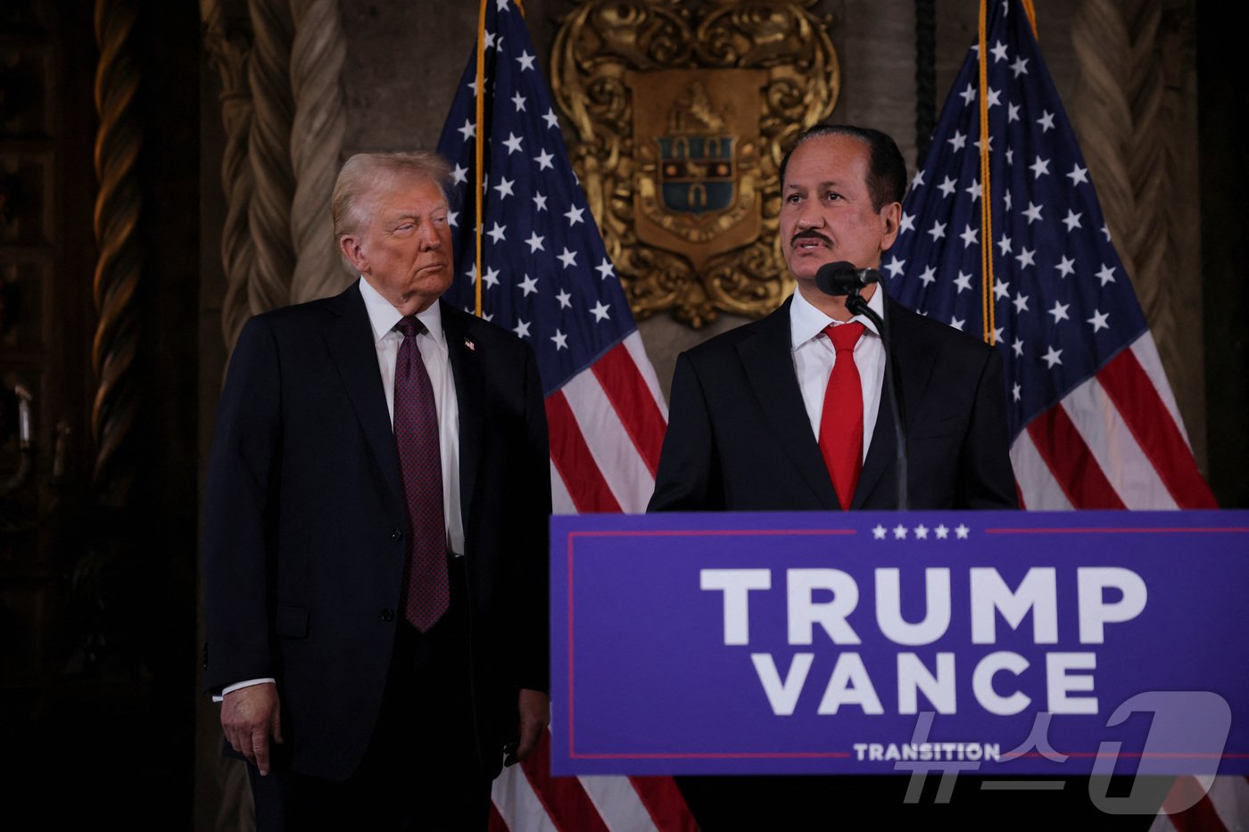 본문 이미지 - 두바이의 부동산 기업인 다막&#40;DAMAC&#41; 회장인 후세인 사즈와니가 7일&#40;현지시간&#41; 미국 플로리다주 팜비치 마러라고에서 열린 도널드 트럼프 미국 대통령 당선인의 기자회견에서 발언하고 있다. ⓒ 로이터=뉴스1