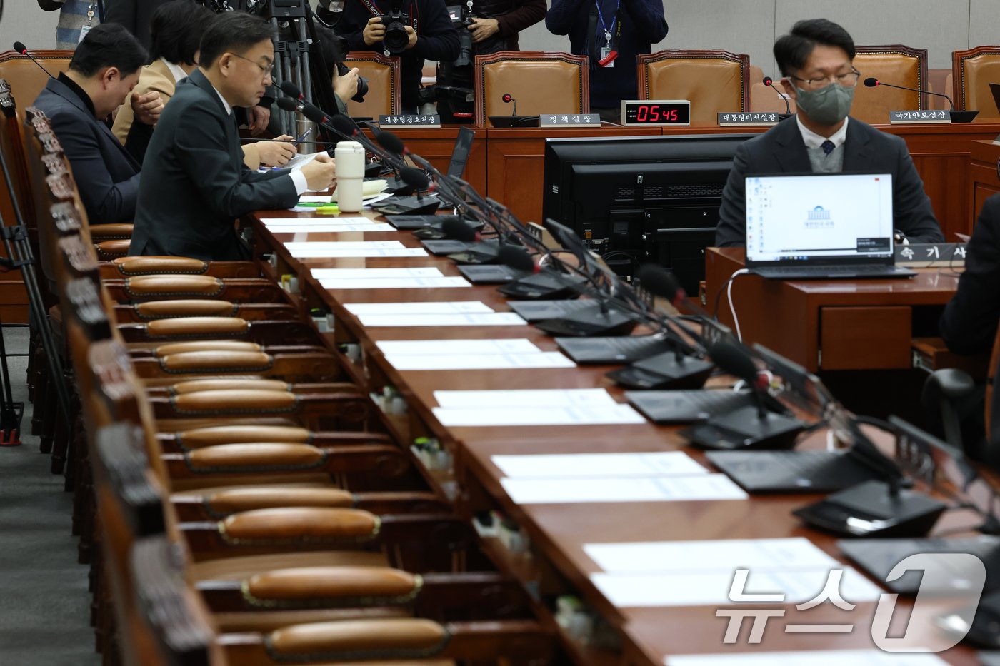 본문 이미지 - 8일 오전 서울 여의도 국회에서 열린 '12·3 계엄 사태' 관련 현안 질의를 위한 운영위원회 전체회의에서 여당 의원들과 증인으로 채택된 대통령실 참모들이 불출석해 자리가 비어있다. 2025.1.8/뉴스1 ⓒ News1 이광호 기자