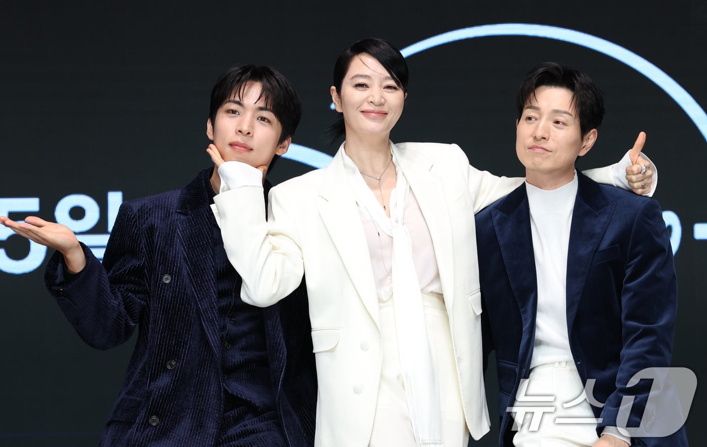 본문 이미지 - 배우 주종혁(왼쪽부터)과 김혜수, 정성일이 8일 서울 영등포구 콘래드호텔에서 열린 디즈니+(플러스) 새 오리지널 시리즈 '트리거’ 제작발표회에 참석해 포즈를 취하고 있다.  ⓒ News1 권현진 기자