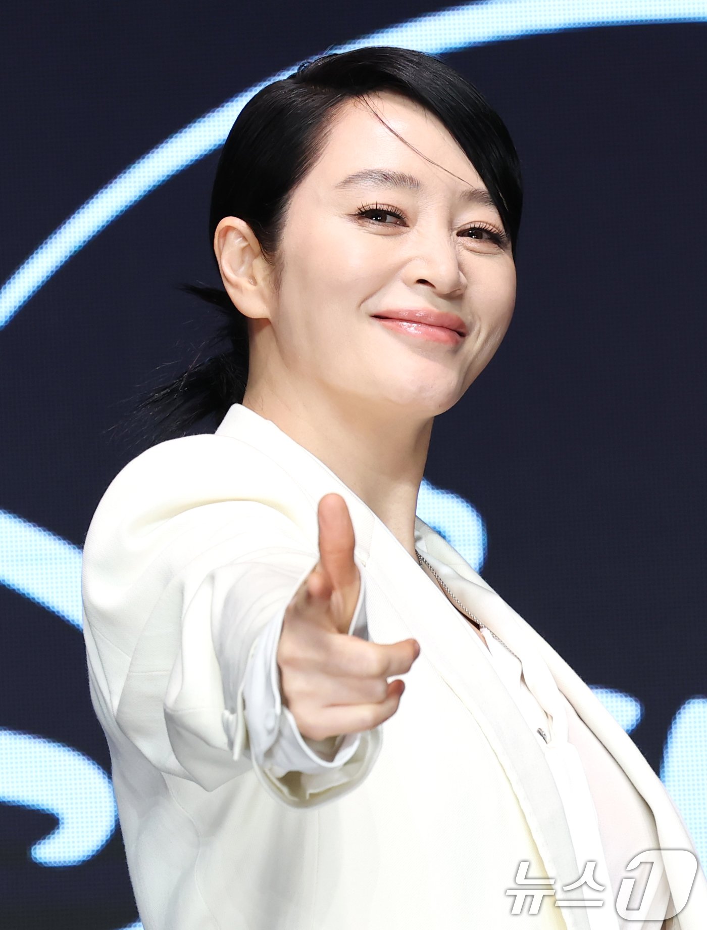 본문 이미지 - 배우 김혜수가 8일 서울 영등포구 콘래드호텔에서 열린 디즈니+(플러스) 새 오리지널 시리즈 '트리거’ 제작발표회에 참석해 포즈를 취하고 있다. ⓒ News1 권현진 기자