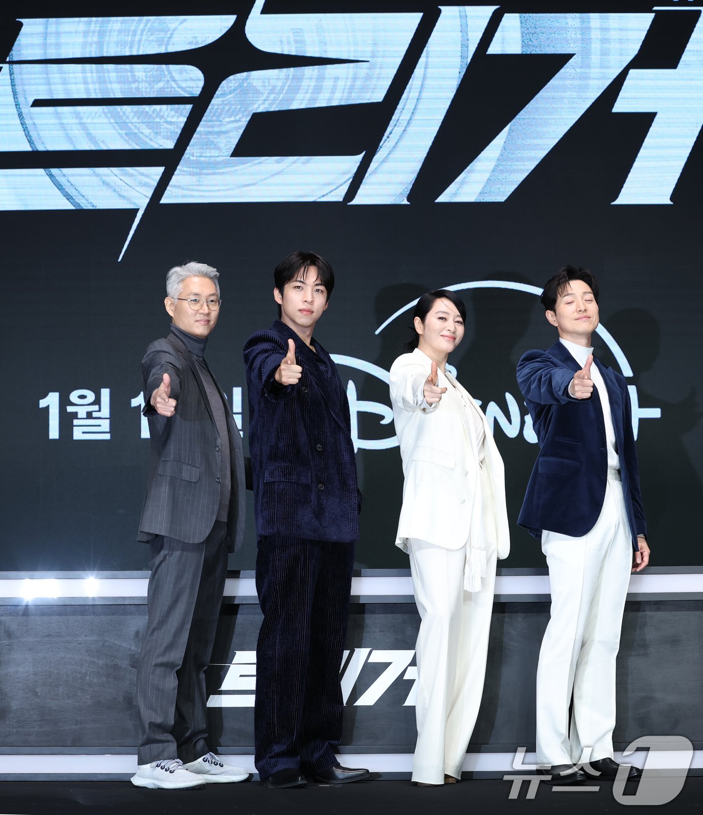 본문 이미지 - 유선동 감독(왼쪽부터)과 배우 주종혁, 김혜수, 정성일이 8일 서울 영등포구 콘래드호텔에서 열린 디즈니+(플러스) 새 오리지널 시리즈 '트리거’ 제작발표회에 참석해 포즈를 취하고 있다. ⓒ News1 권현진 기자